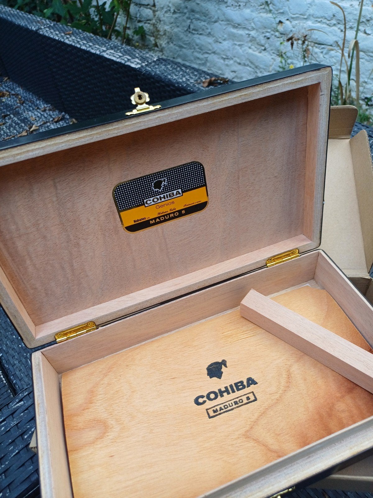 COHIBA MADURO 5 – BOÎTE 2014 FLAMBANT NEUVE, Enlèvement, Neuf, Boite à tabac ou Emballage