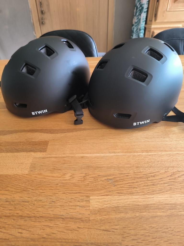 2 kinder fietshelmen b twin Decathlon., Fietsen en Brommers, Ophalen, M, Jongen of Meisje, Zo goed als nieuw