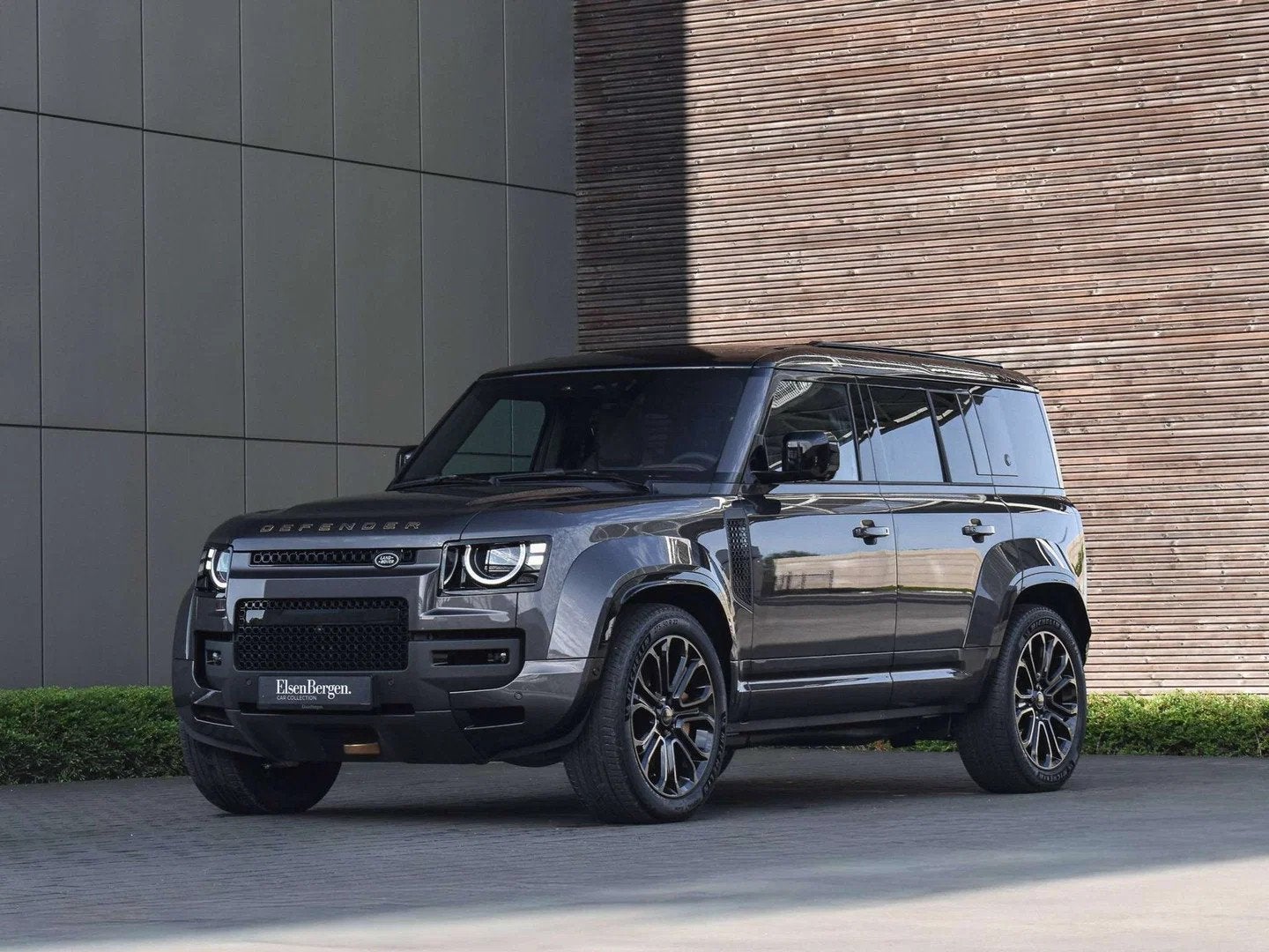 Land Rover Defender 110 P635 OCTA / Charente Grey / Burnt Si, Autos, Land Rover, Argent ou Gris, Achat, 4395 cm³, Entreprise