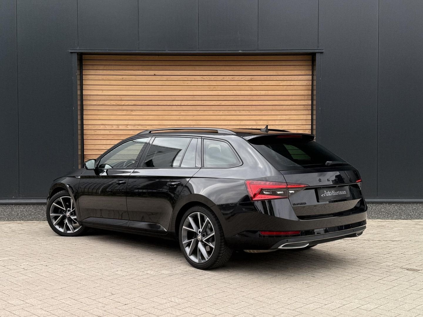 Skoda Superb 2.0 TDI 4x4 Sportline Business SPORTSTOELEN|CAN, Auto's, Automaat, Parkeersensor, Zwart, Zwart