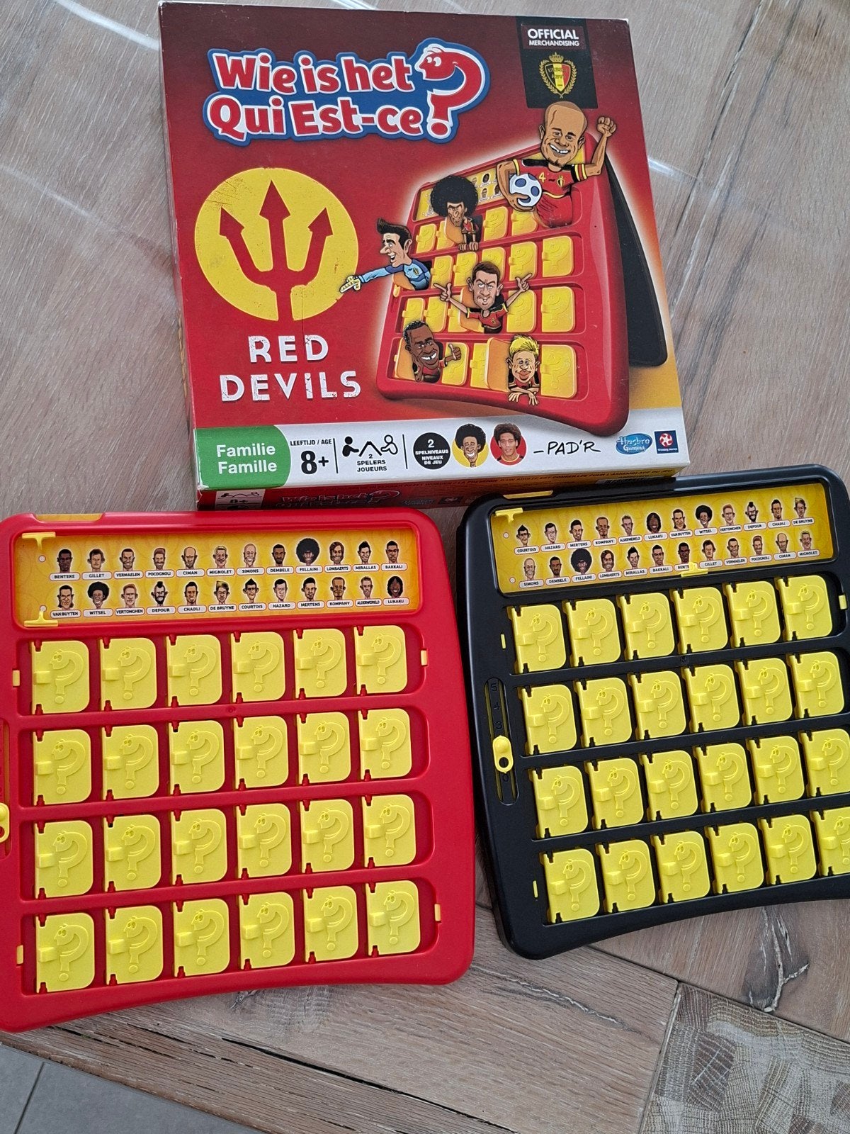 Gezelschapsspel Wie is het? Editie Rode Duivels, Hobby en Vrije tijd, Gezelschapsspellen | Bordspellen, Een of twee spelers, Ophalen of Verzenden