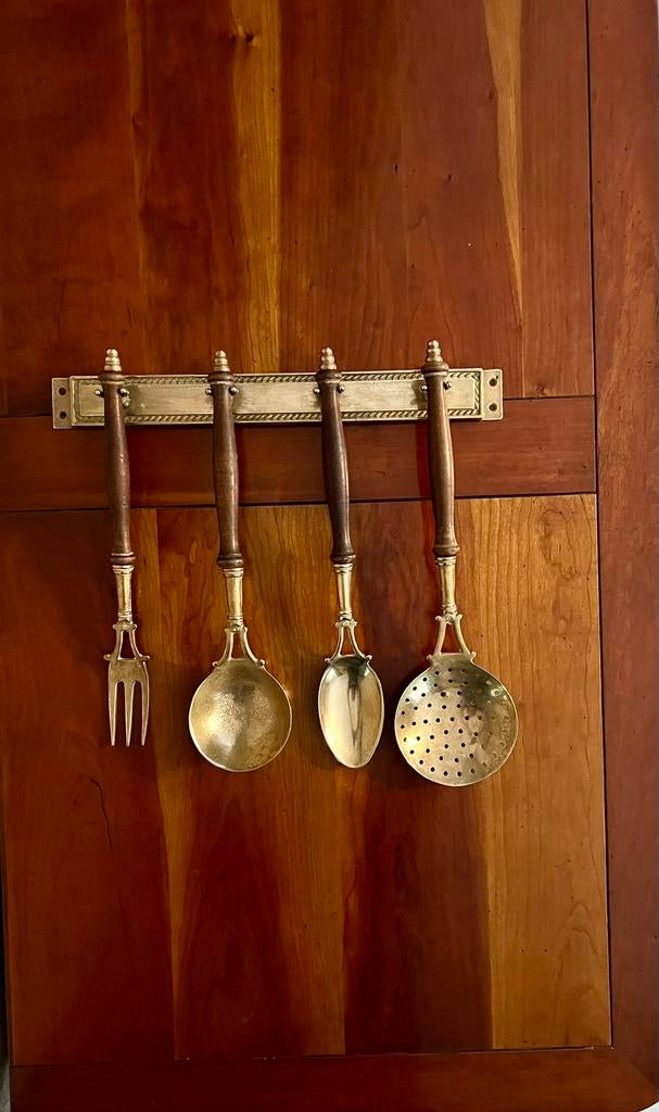 Set ustensiles cuisine muraux laiton & bois +support vintage, Antiquités & Art, Antiquités | Ustensiles de cuisine, Enlèvement