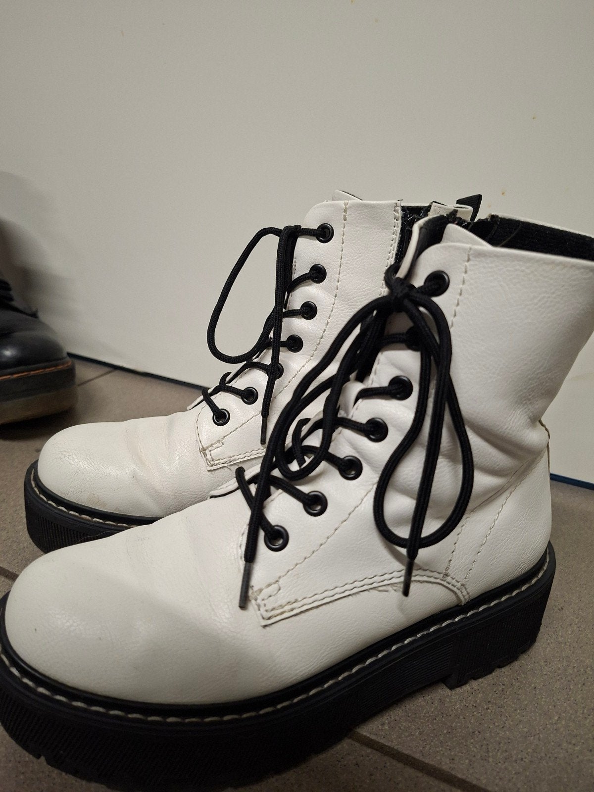 bottines, Enlèvement