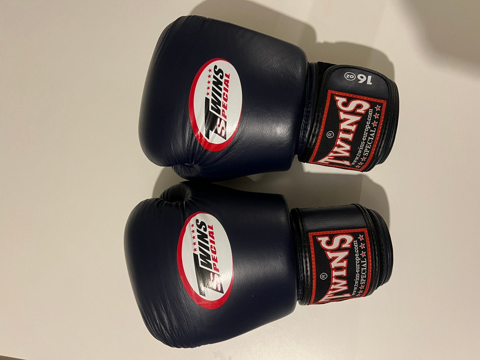 Twins bgvl3 16oz donkerblauw zo goed als nieuw!, Sport en Fitness, Vechtsporten en Zelfverdediging, Ophalen of Verzenden, Zo goed als nieuw