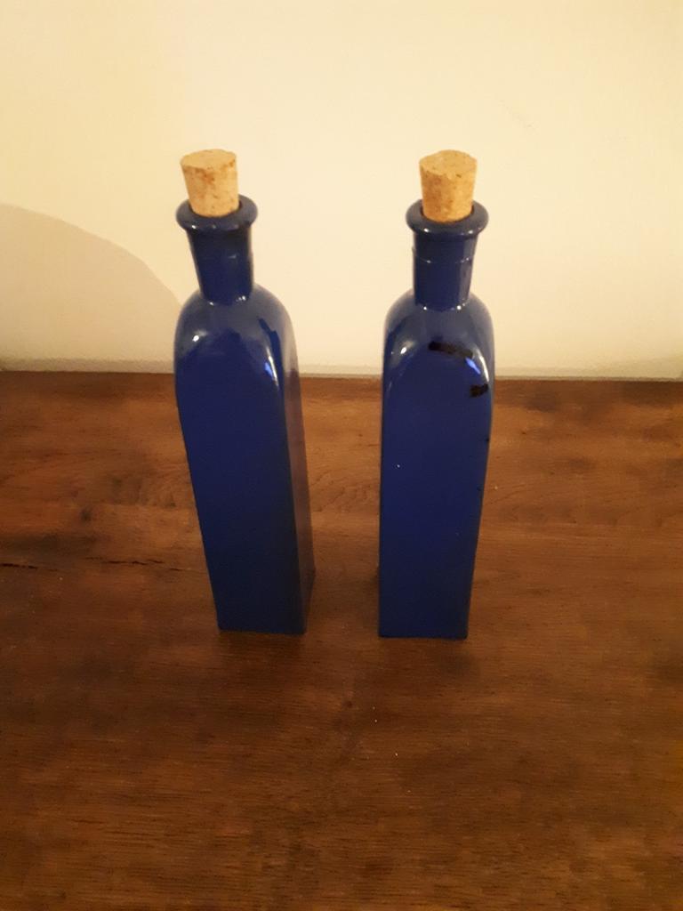 2 oude blauwe glazen flessen mart kurk stoppen, Ophalen of Verzenden
