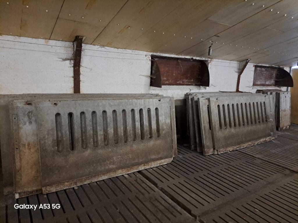 Betonnen muren., Dieren en Toebehoren, Stalling en Weidegang, Stalling