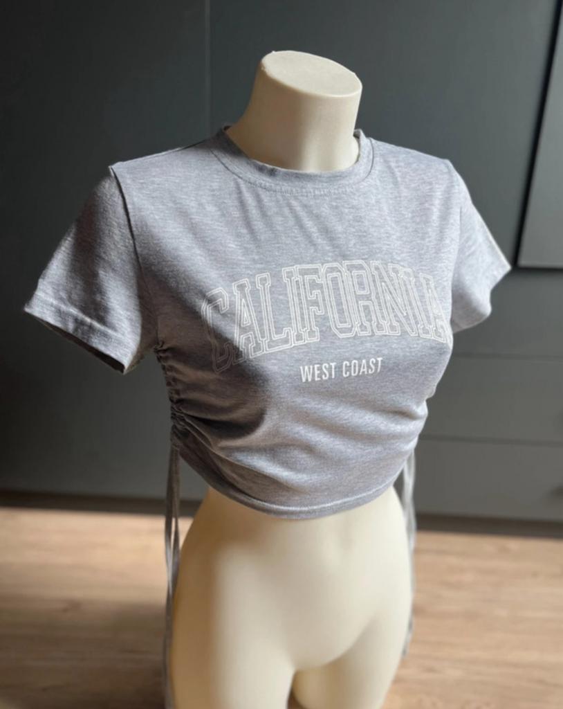 Crop top t-shirt “California” met trekkoordjes, Kleding | Dames, T-shirts, Nieuw, Ophalen of Verzenden, Korte mouw, Maat 36 (S)