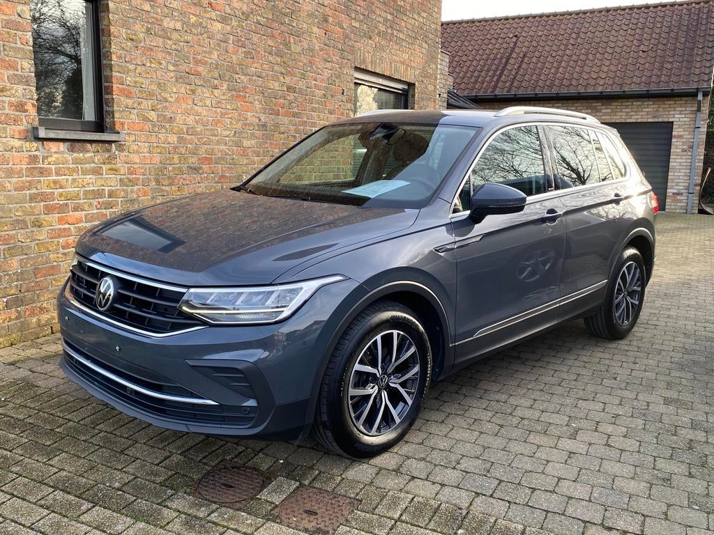 Volkswagen tiguan benzine automaat 9/2021 86000 km, Stof, 4 cilinders, Dealer onderhouden, SUV of Terreinwagen