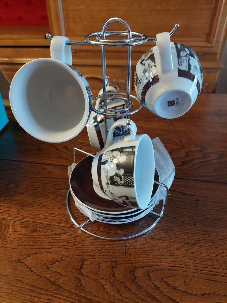 Mocca set van 4 tassen en 4 bordjes en houder nieuw, Overige materialen, Nieuw, Ophalen of Verzenden, Overige stijlen