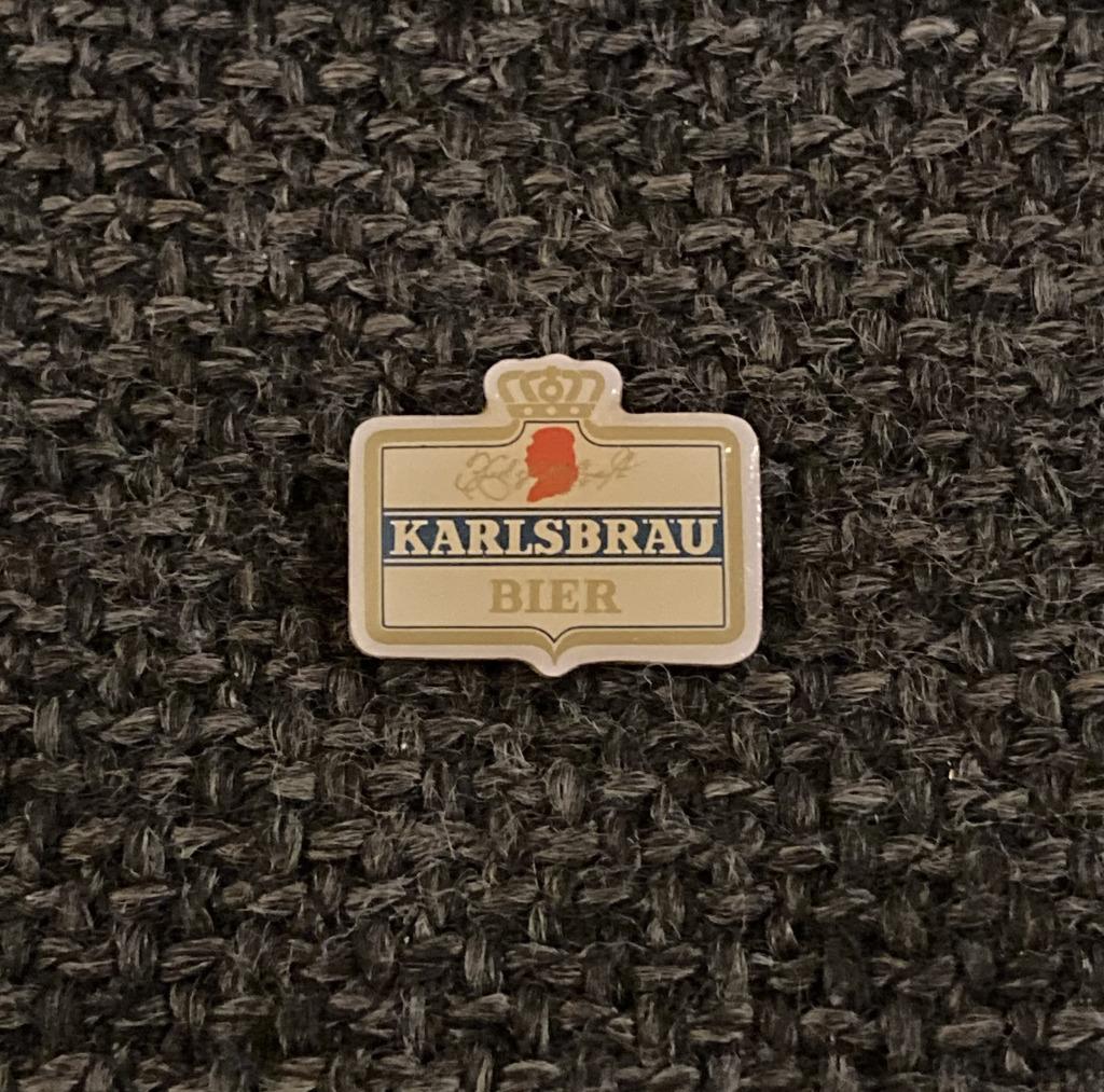 PIN - KARLSBRAU - BIER - BIÈRE - BEER, Envoi, Utilisé, Marque, Insigne ou Pin's