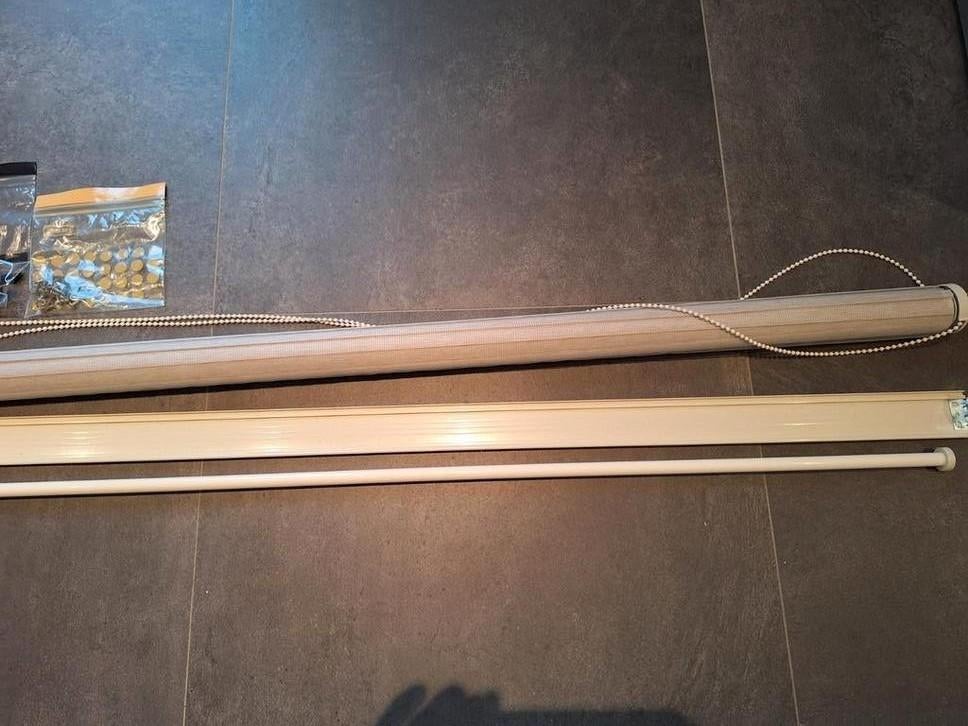 Duo rolgordijn lichtgrijs met volledige ophang., Huis en Inrichting, Ophalen, Duogordijn, 100 tot 150 cm, Zo goed als nieuw