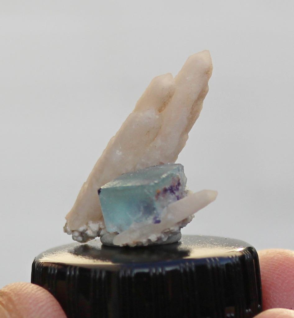 FLUORITE bleue et QUARTZ d'Erongo en NAMIBIE, Collections, Minéraux & Fossiles, Enlèvement ou Envoi, Minéral