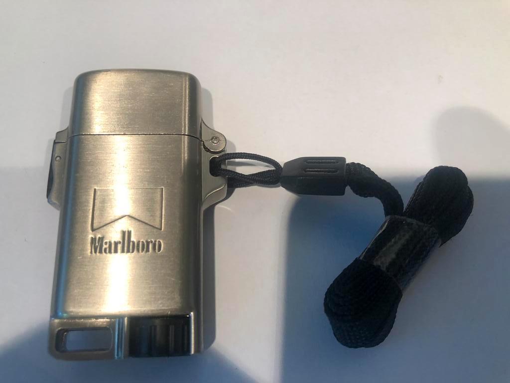 marlboro aansteker silver + touwtje, Verzamelen, Ophalen of Verzenden, Zo goed als nieuw, Gebruiksvoorwerp