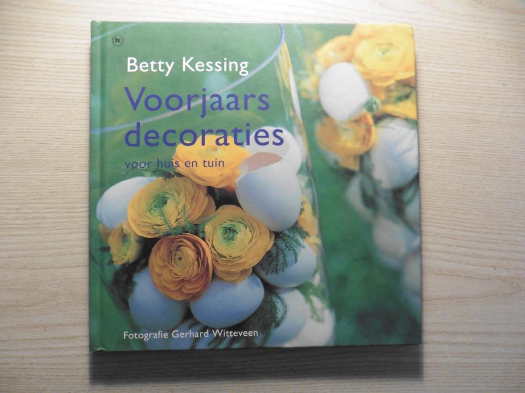Boek ‘Voorjaarsdecoraties voor huis en tuin’., Bloemschikken, Groendecoratie, Ophalen of Verzenden, Zo goed als nieuw, Betty Kessing