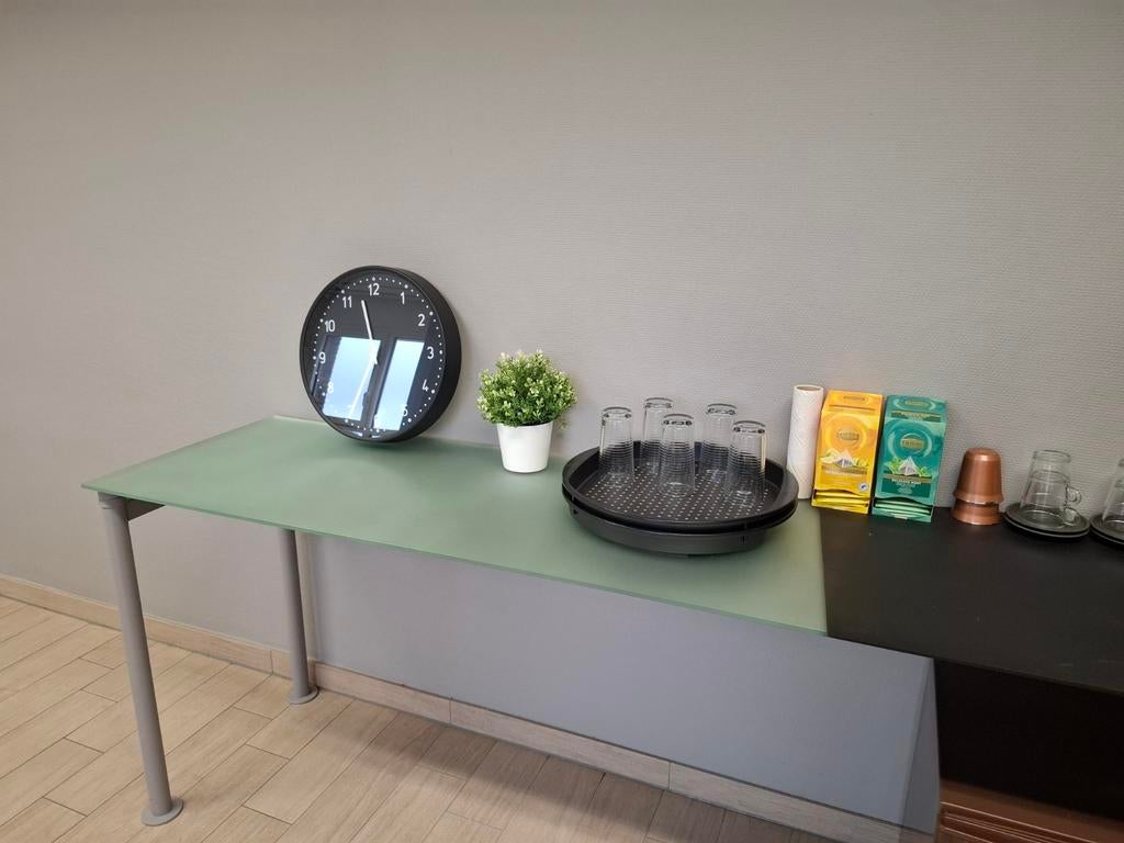 Glazen tafels met grijze poten (Bulo), Zakelijke goederen, Vergader- of Presentatieruimte, Ophalen, Gebruikt, Inrichting