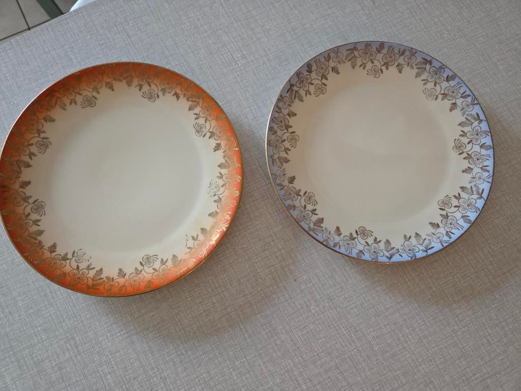 2 assiettes en porcelaine estampée., Antiquités & Art, Antiquités | Services (vaisselle) pièces, Enlèvement ou Envoi