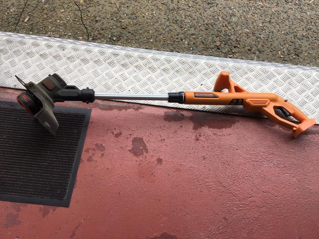 Débroussailleuse a accu black& decker, Enlèvement