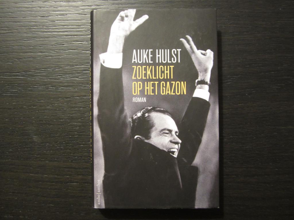Zoeklicht op het gazon   -Auke Hulst-, Boeken, Literatuur, Ophalen of Verzenden