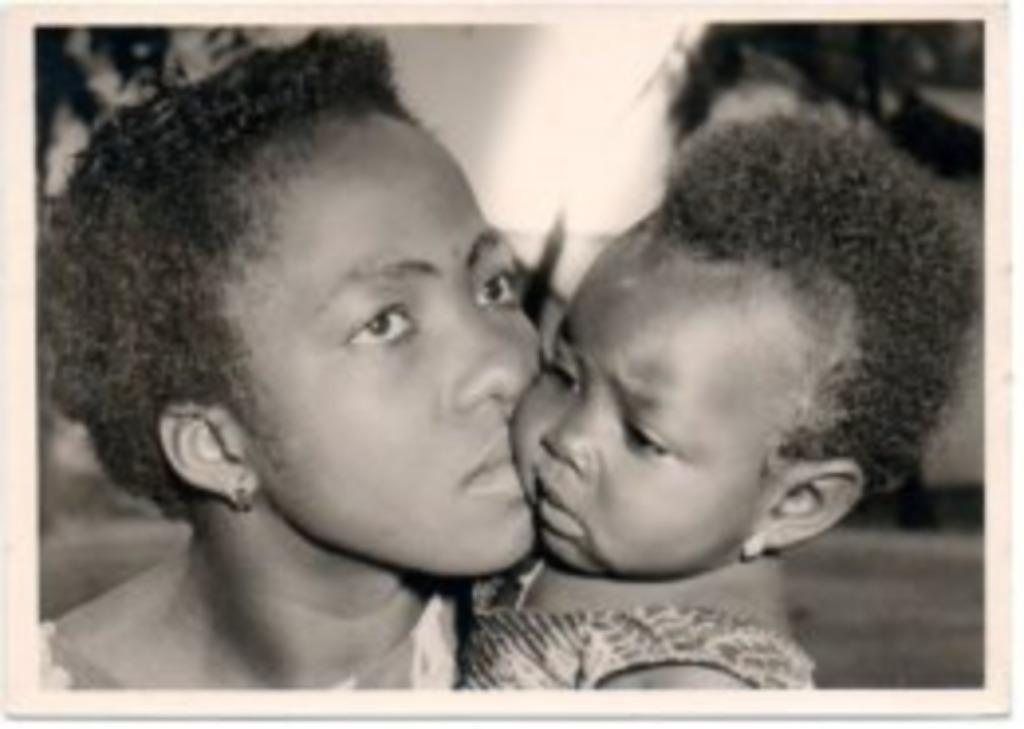 Gevaert carte photo femme et enfant autochtone original be, Enlèvement ou Envoi, 1940 à 1960, Enfants