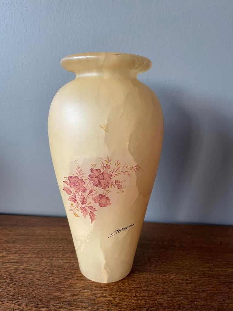 Vaas in albast met roze bloemenmotiefje, Antiek en Kunst, Ophalen