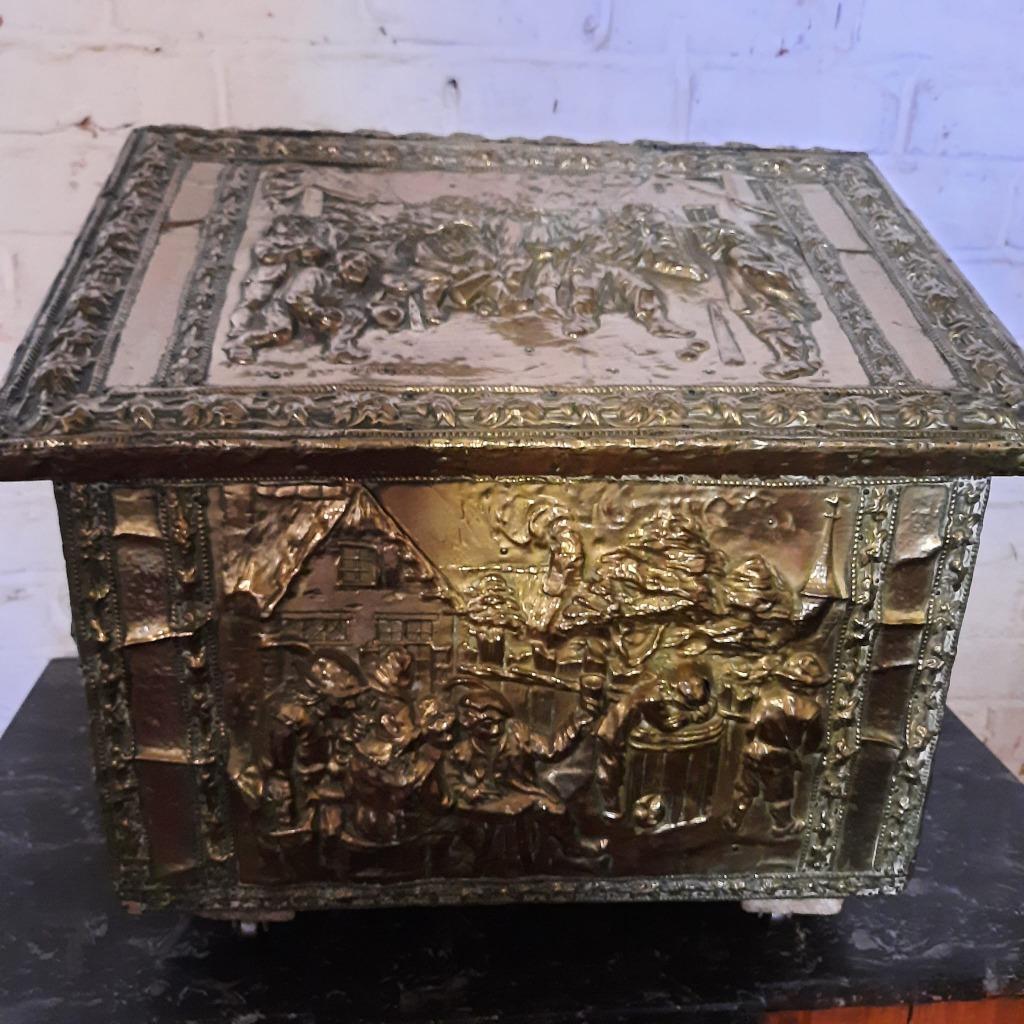 Coffre en bois decoration bronze or., Antiquités & Art, Enlèvement, Bronze
