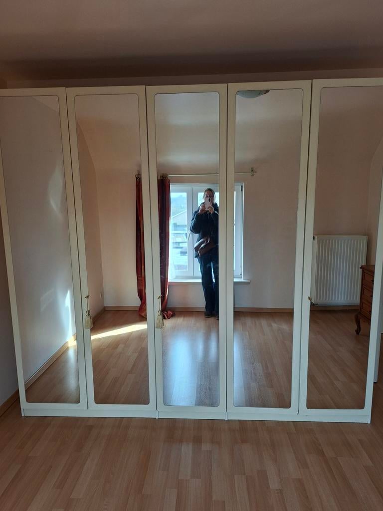 Grote witte kleerkast met spiegels, Ophalen