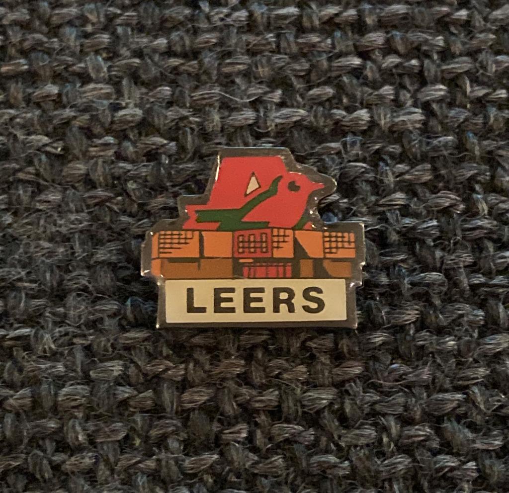 PIN - AUCHAN - LEERS, Envoi, Utilisé, Autres sujets/thèmes, Insigne ou Pin's