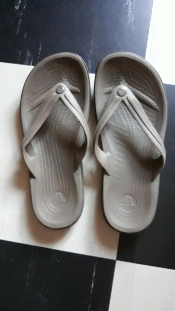 Tong Crocs, Envoi, Porté