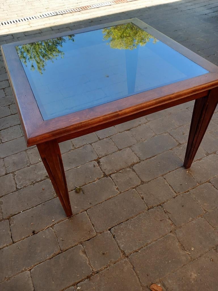 Tafel met getint glas, Ophalen