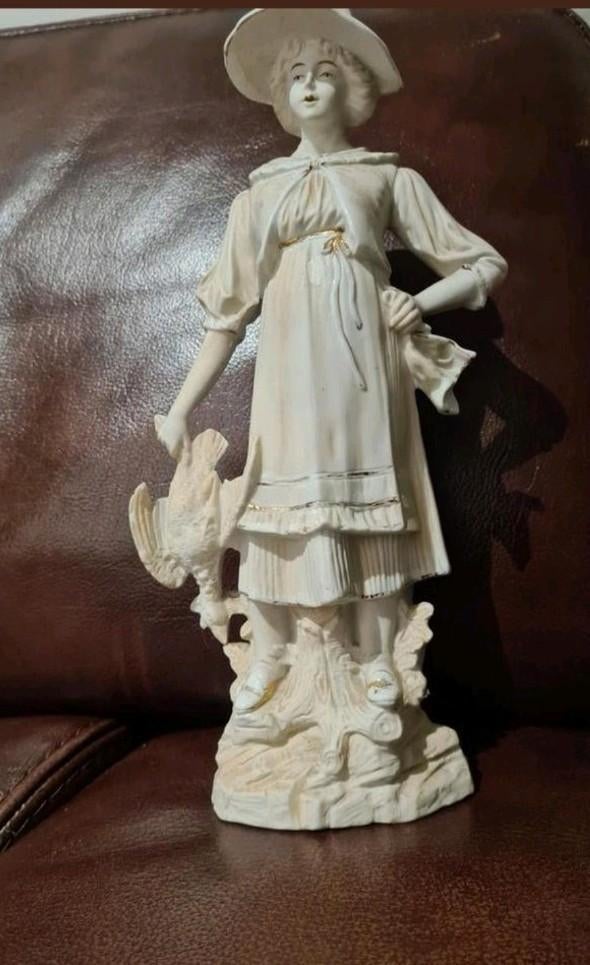 Biscuit, statue en porcelaine avec une dame, signée, Antiquités & Art, Enlèvement ou Envoi