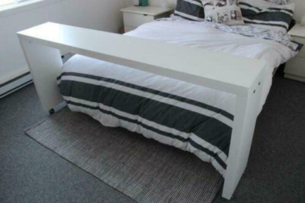 cherche table de lit MALM, Enlèvement ou Envoi