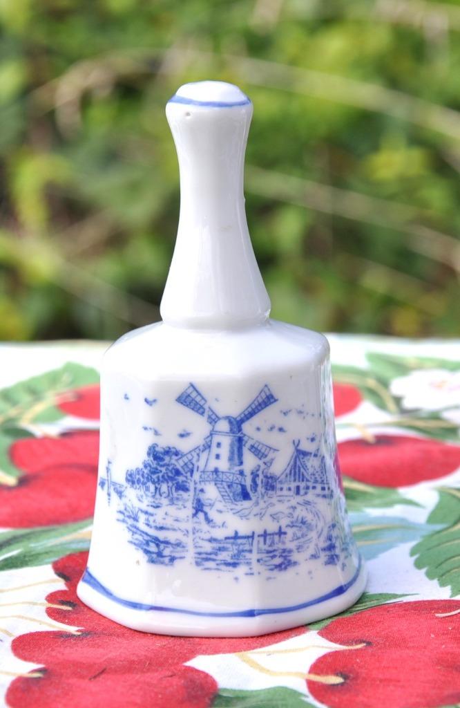 cloche a main en faience, Enlèvement ou Envoi