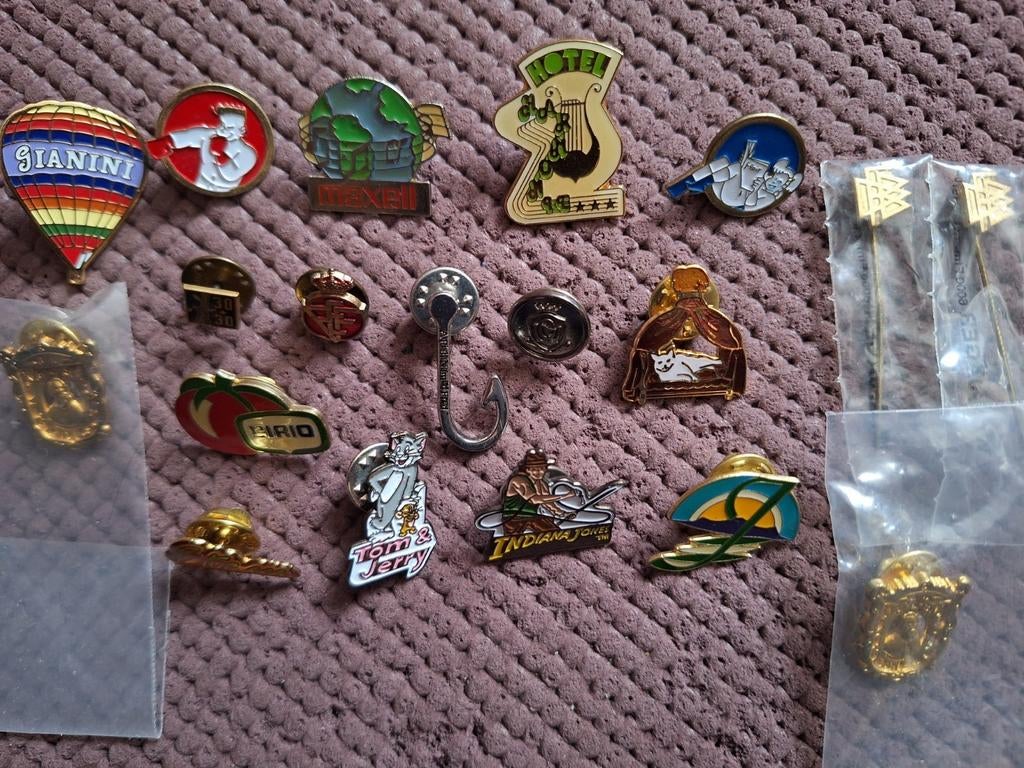 Lot van 19 pins, Enlèvement ou Envoi, Comme neuf