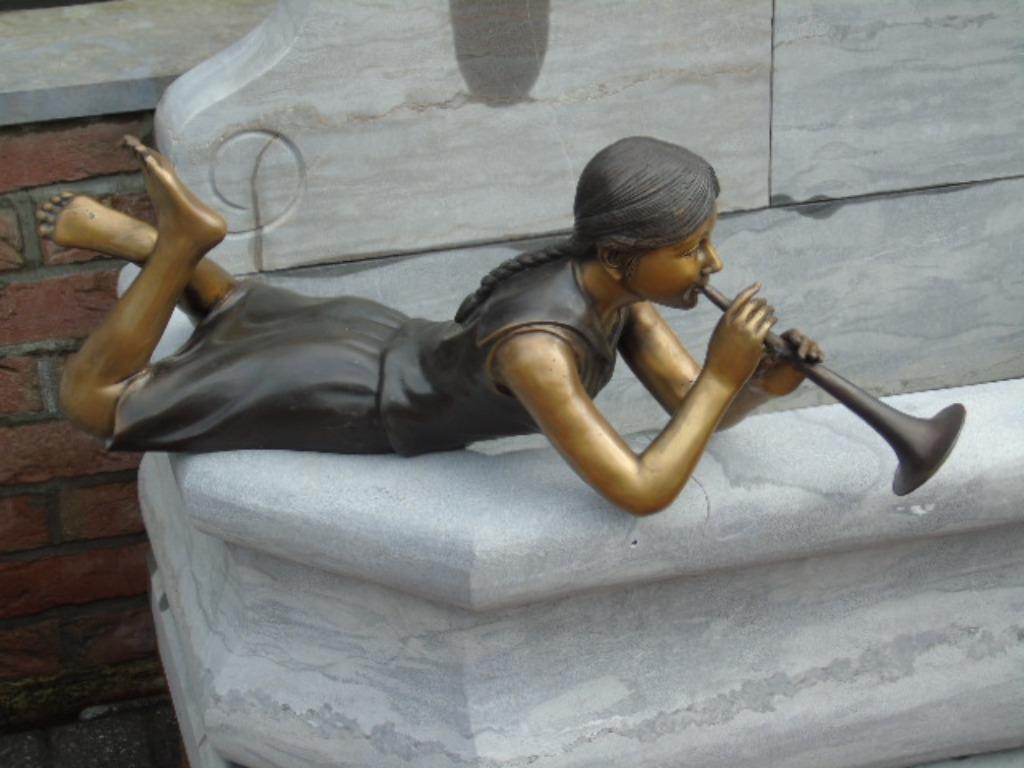 Een slapend meisje met een bronzen trompet, waterstraal..., Ophalen, Nieuw, Overige materialen, Waterornament