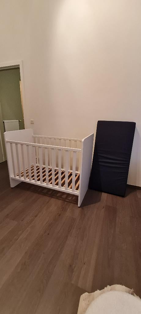 Babybed + matras en donsdeken (omvormbaar tot peuterbed), Kinderen en Baby's, Kinderkamer | Bedden, Ophalen, Zo goed als nieuw