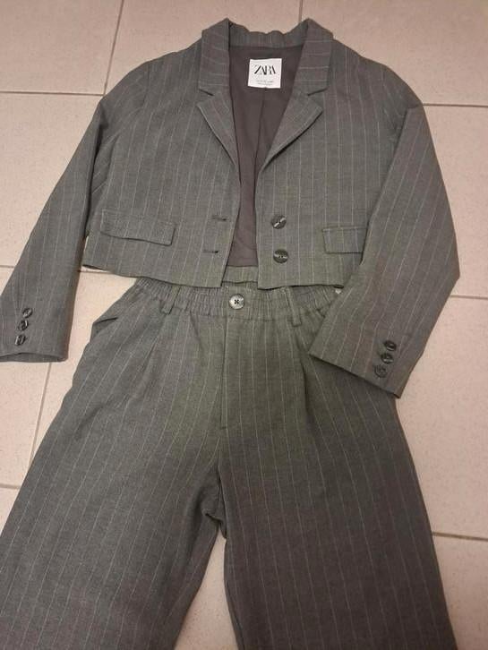 Setje tailleur broekpak grijs Zara maat 10 jaar, Enlèvement ou Envoi, Comme neuf, Ensemble