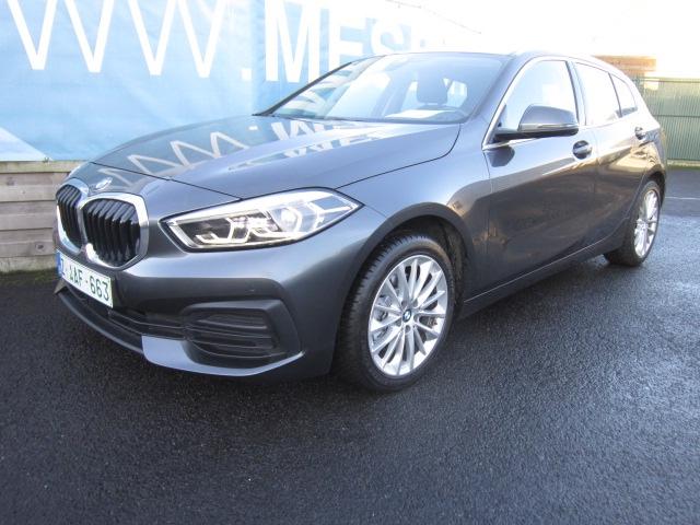 BMW 118iA Hatch PROF NAVI + LED + CARPLAY + LANE ASSIST, Auto's, Emergency brake assist, Bedrijf, 3 cilinders, Zilver of Grijs