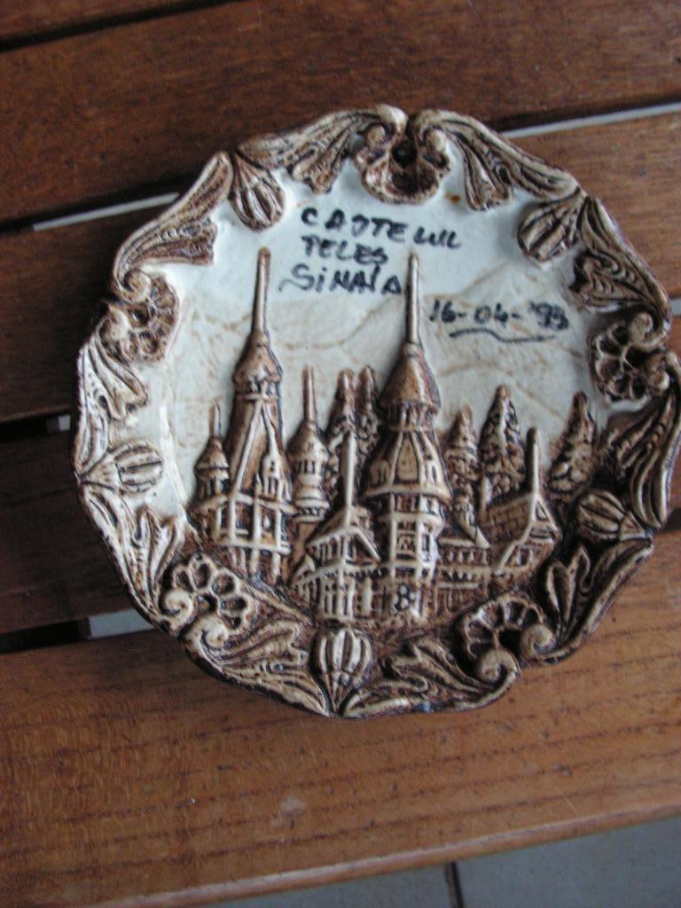 Beau plat mural Sinaia fait à la main (art roumain 1993), Enlèvement ou Envoi