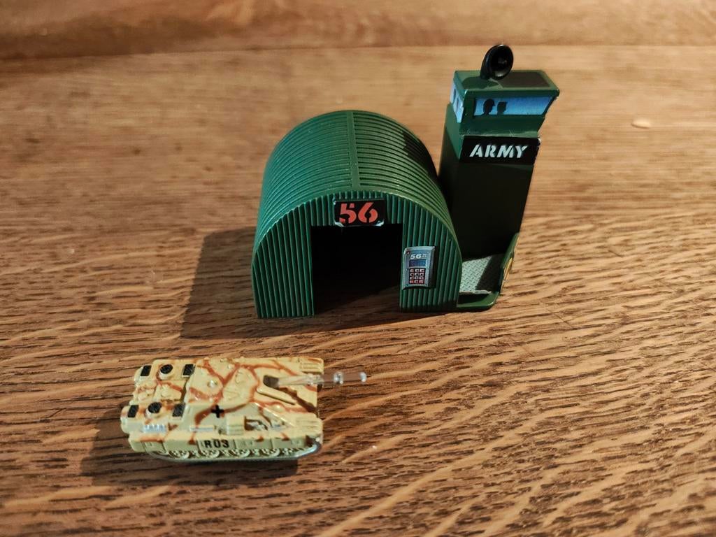 Tank + hangar Galoob Micromachines, Enlèvement