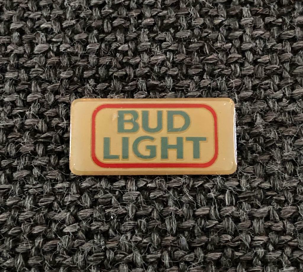 PIN - BUD LIGHT - BIER - BEER - BIÈRE, Verzamelen, Verzenden, Gebruikt, Merk, Speldje of Pin