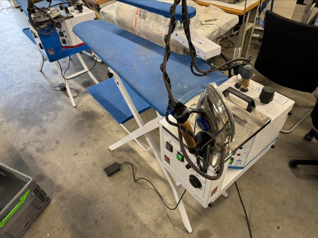 Strijktafel met ingebouwde ketel 5L arm en tafel zuigsysteem, Electroménager, Fers à repasser & Planches à repasser, Enlèvement ou Envoi