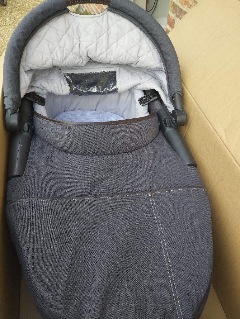 Propere grijze Mutsy Evo buggy met draagmand in goede staat, Ophalen, Gebruikt, Combiwagen, Mutsy