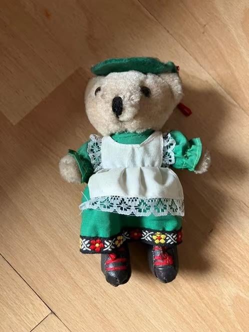 souvenir beertje pop (+/-10 cm) met specifieke klederdracht, Verzamelen, Poppen, Ophalen of Verzenden, Pop