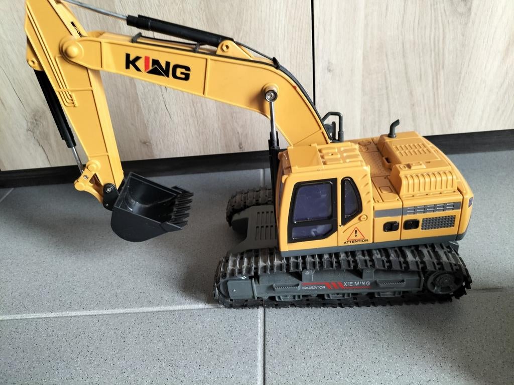 2 mooie graafmachines met afstandsbediening en geluid..30 €, Ophalen