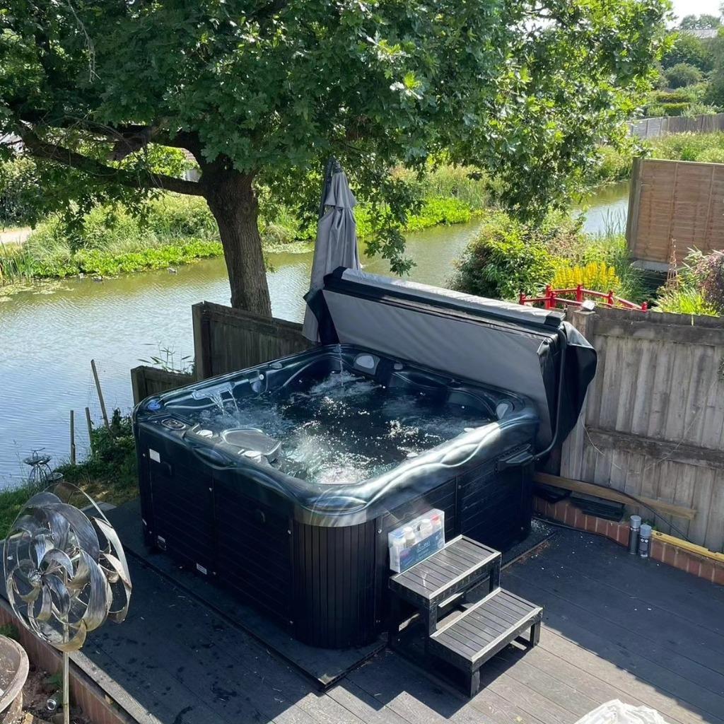 Nieuwe jacuzzi 4Pls 220V Directe levering en installatie, Ophalen of Verzenden, Nieuw