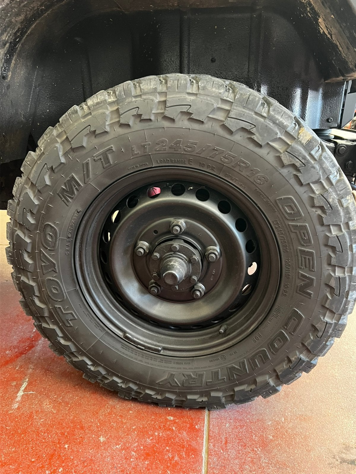 4 pneus TOYO M/T open country 245/75r16 avec jantes., Enlèvement