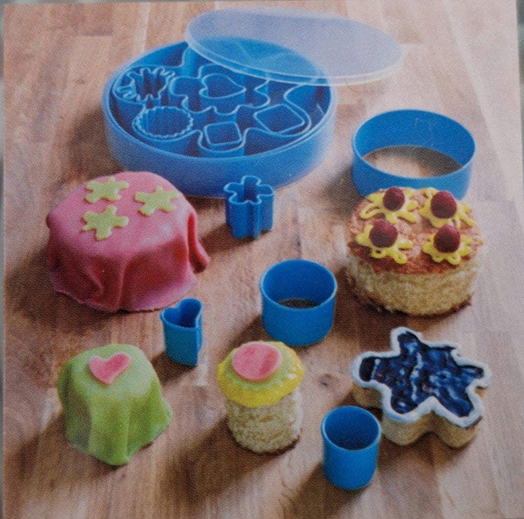 Te koop nieuwe blauwe bakvormpjes en uitstekers van Ikea., Ophalen of Verzenden, Nieuw, Taarten, Bakvorm