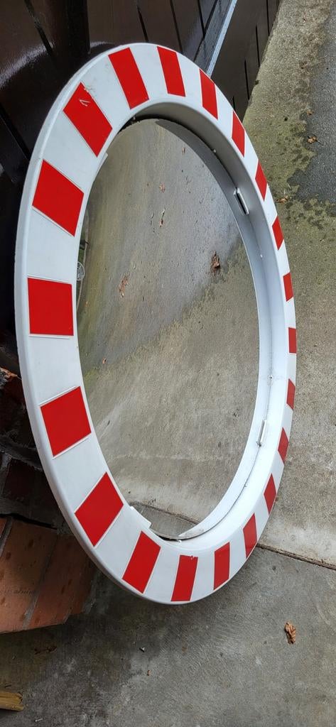Spiegel voor uitrit, Ophalen