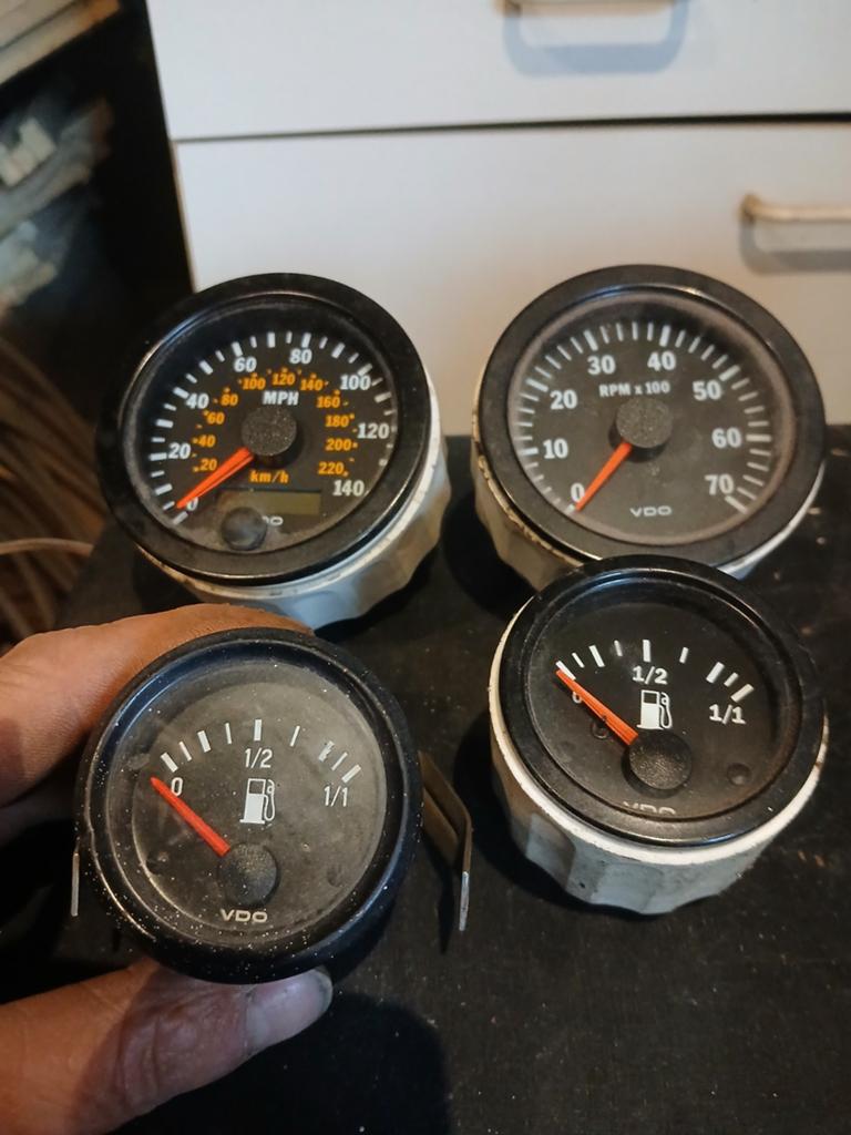 Diverse meters oa vdo km en toerenteller, Auto-onderdelen, Ophalen