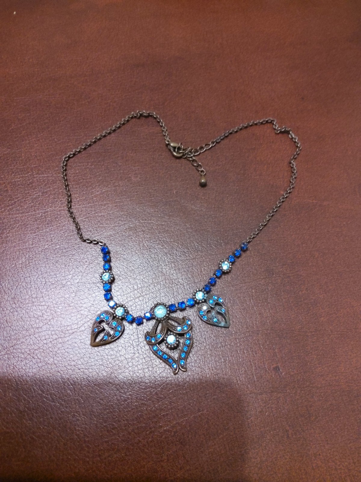 collier dans les tons bleus, Bijoux, Sacs & Beauté, Enlèvement ou Envoi, Comme neuf, Bleu, Autres matériaux